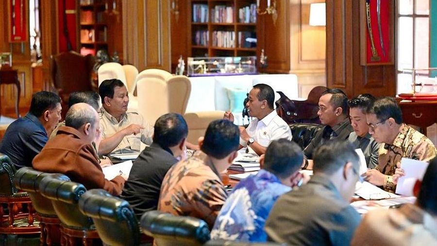 Menteri ESDM, Bahlil Lahadalia menghadiri undangan rapat di hari Minggu bersama Bapak Presiden Prabowo Subianto di Hambalang. Rapat ini membahas percepatan hilirisasi di sektor strategis, memastikan proyek-proyek yang dijalankan memberikan dampak nyata bagi penciptaan lapangan kerja dan pertumbuhan ekonomi. (Instagram/@bahlillahadalia)