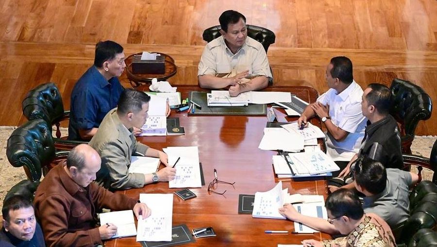 Menteri ESDM, Bahlil Lahadalia menghadiri undangan rapat di hari Minggu bersama Bapak Presiden Prabowo Subianto di Hambalang. Rapat ini membahas percepatan hilirisasi di sektor strategis, memastikan proyek-proyek yang dijalankan memberikan dampak nyata bagi penciptaan lapangan kerja dan pertumbuhan ekonomi. (Instagram/@bahlillahadalia)