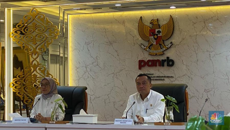 Menteri Sekretaris Negara Prasetyo Hadi (kanan) dan Menteri Pendayagunaan Aparatur Negara dan Reformasi Birokrasi Rini Widyantini (kiri) dalam keterangan pers di kantor Kementerian PANRB, Jakarta Selatan, Senin (17/3/2025). (CNBC Indonesia/Zahwa Madjid)