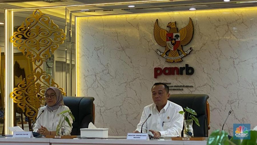 Menteri Sekretaris Negara Prasetyo Hadi (kanan) dan Menteri Pendayagunaan Aparatur Negara dan Reformasi Birokrasi Rini Widyantini (kiri) dalam keterangan pers di kantor Kementerian PANRB, Jakarta Selatan, Senin (17/3/2025). (CNBC Indonesia/Zahwa Madjid)