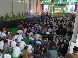 Haji Her Bukber Bersama Muslimat se-Madura, Undang Gus Miftah-Charly