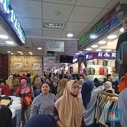 Pasar Tanah Abang Padat, Ramai Warga Jabodetabek Belanja Baju Lebaran