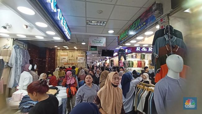 Pasar Tanah Abang Padat, Ramai Warga Jabodetabek Belanja Baju Lebaran