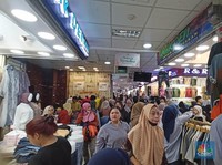 Pasar Tanah Abang Padat, Ramai Warga Jabodetabek Belanja Baju Lebaran
