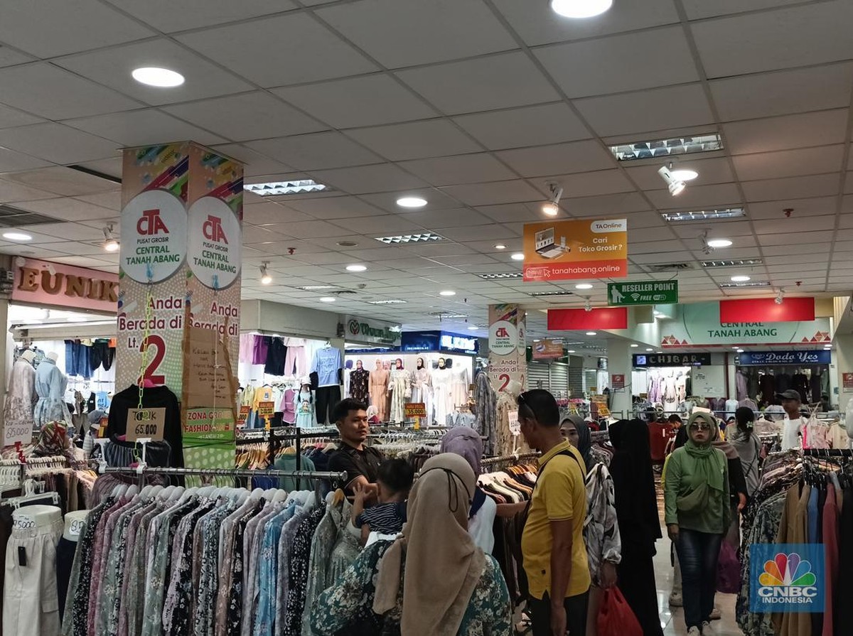 Pasar Tanah Abang Ramai Jelang Lebaran 2025, Omzet Pedagang Naik Pesat