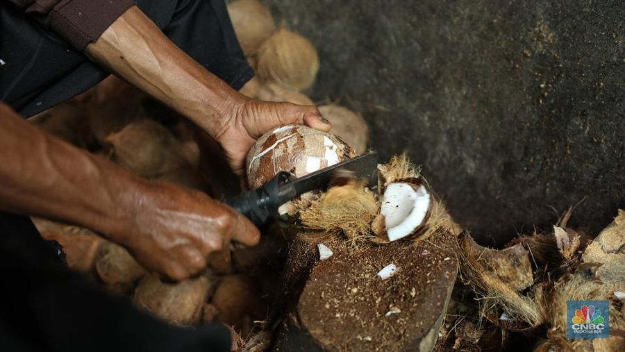 Pekerja menyelesaikan pembuatan dodol betawi di kawasan Pejaten Timur, Pasar Minggu, Jakarta, Senin (17/3/2025). (CNBC Indonesia/Tri Susilo)