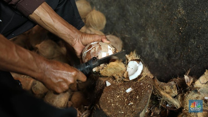 Pekerja menyelesaikan pembuatan dodol betawi di kawasan Pejaten Timur, Pasar Minggu, Jakarta, Senin (17/3/2025). (վ/Tri Susilo)