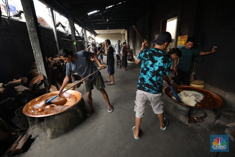 Pekerja menyelesaikan pembuatan dodol betawi di kawasan Pejaten Timur, Pasar Minggu, Jakarta, Senin (17/3/2025). Pekerja menyelesaikan pembuatan dodol betawi di kawasan Pejaten Timur, Pasar Minggu, Jakarta, Senin (17/3/2025). (CNBC Indonesia/Tri Susilo)