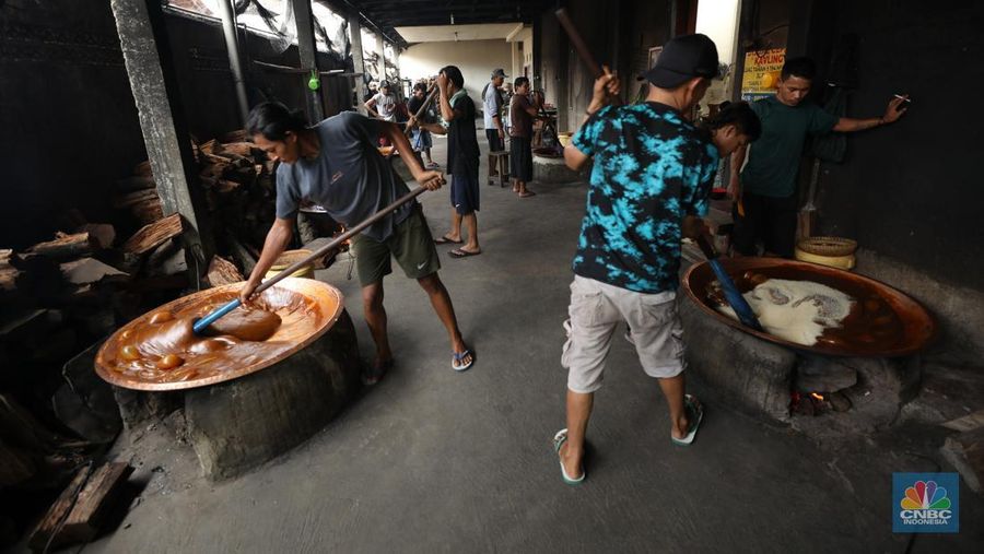 Pekerja menyelesaikan pembuatan dodol betawi di kawasan Pejaten Timur, Pasar Minggu, Jakarta, Senin (17/3/2025). (CNBC Indonesia/Tri Susilo)