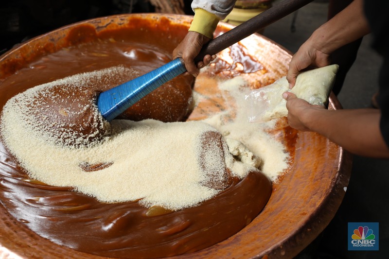 Pekerja menyelesaikan pembuatan dodol betawi di kawasan Pejaten Timur, Pasar Minggu, Jakarta, Senin (17/3/2025). (CNBC Indonesia/Tri Susilo)