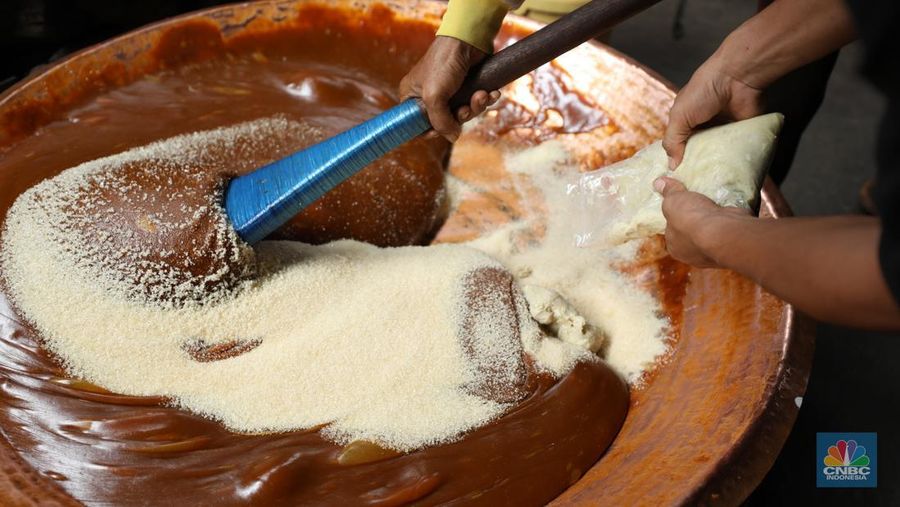 Pekerja menyelesaikan pembuatan dodol betawi di kawasan Pejaten Timur, Pasar Minggu, Jakarta, Senin (17/3/2025). (CNBC Indonesia/Tri Susilo)