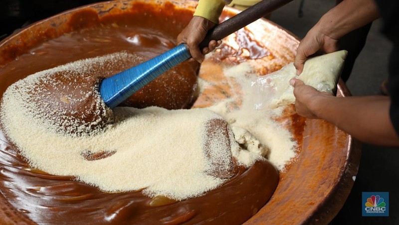 Pekerja menyelesaikan pembuatan dodol betawi di kawasan Pejaten Timur, Pasar Minggu, Jakarta, Senin (17/3/2025). (վ/Tri Susilo)