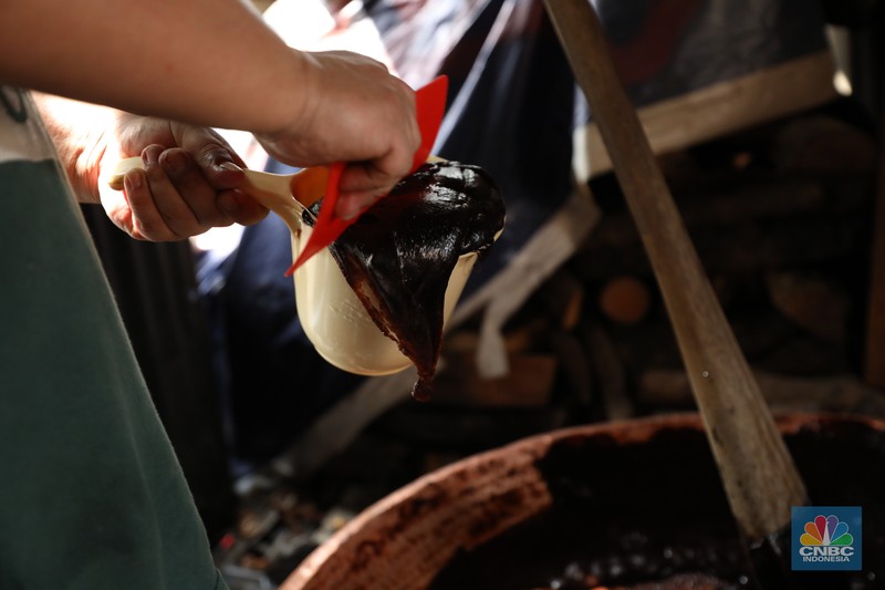 Pekerja menyelesaikan pembuatan dodol betawi di kawasan Pejaten Timur, Pasar Minggu, Jakarta, Senin (17/3/2025). Pekerja menyelesaikan pembuatan dodol betawi di kawasan Pejaten Timur, Pasar Minggu, Jakarta, Senin (17/3/2025). (CNBC Indonesia/Tri Susilo)