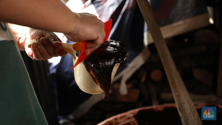 Pekerja menyelesaikan pembuatan dodol betawi di kawasan Pejaten Timur, Pasar Minggu, Jakarta, Senin (17/3/2025). (CNBC Indonesia/Tri Susilo)