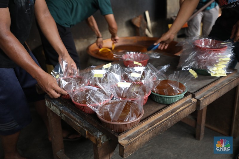 Pekerja menyelesaikan pembuatan dodol betawi di kawasan Pejaten Timur, Pasar Minggu, Jakarta, Senin (17/3/2025). (CNBC Indonesia/Tri Susilo)