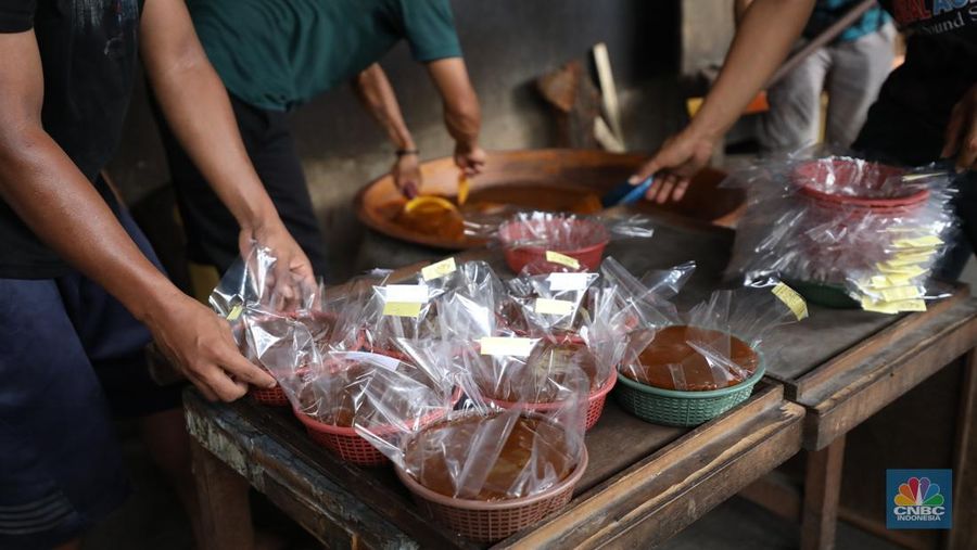 Pekerja menyelesaikan pembuatan dodol betawi di kawasan Pejaten Timur, Pasar Minggu, Jakarta, Senin (17/3/2025). (CNBC Indonesia/Tri Susilo)