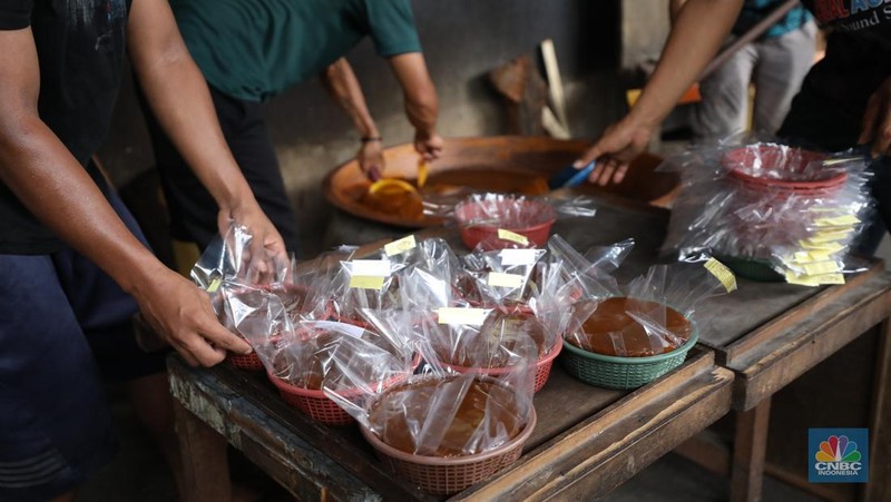 Pekerja menyelesaikan pembuatan dodol betawi di kawasan Pejaten Timur, Pasar Minggu, Jakarta, Senin (17/3/2025). (վ/Tri Susilo)