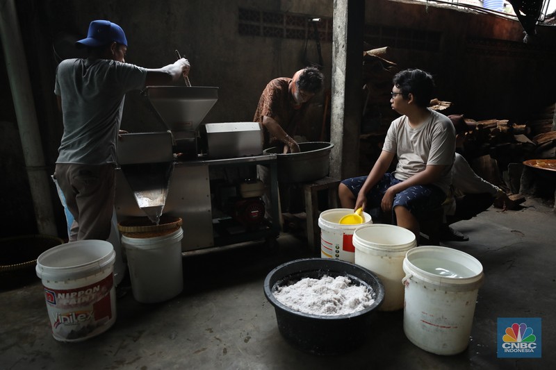 Pekerja menyelesaikan pembuatan dodol betawi di kawasan Pejaten Timur, Pasar Minggu, Jakarta, Senin (17/3/2025). (CNBC Indonesia/Tri Susilo)