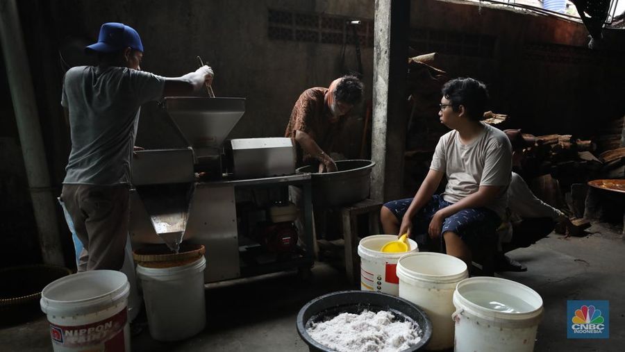 Pekerja menyelesaikan pembuatan dodol betawi di kawasan Pejaten Timur, Pasar Minggu, Jakarta, Senin (17/3/2025). (CNBC Indonesia/Tri Susilo)