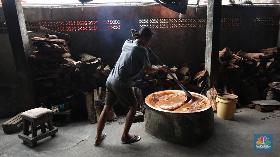 Pekerja menyelesaikan pembuatan dodol betawi di kawasan Pejaten Timur, Pasar Minggu, Jakarta, Senin (17/3/2025). (CNBC Indonesia/Tri Susilo)