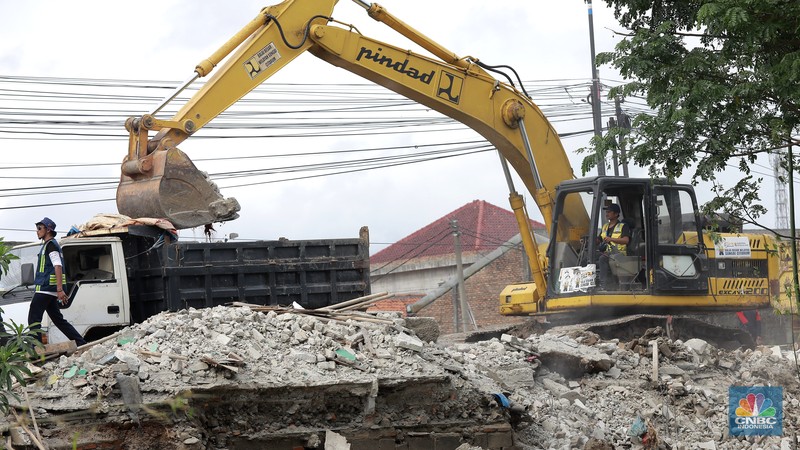 Penggusuran bangunan liar di bantaran Kali Sepak Jalan Raya Gabus yang berada antara Desa Srijaya dan Desa Sriamur Tambun Utara, Senin (17/3/2025). (CNBC Indonesia/Muhammad Sabki) Penggusuran bangunan liar di bantaran Kali Sepak Jalan Raya Gabus yang berada antara Desa Srijaya dan Desa Sriamur Tambun Utara, Senin (17/3/2025). (CNBC Indonesia/Muhammad Sabki)