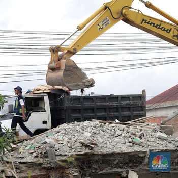 Bangunan Liar di Bantaran Kali Sepak Gabus Dibongkar, Kini Rata Tanah