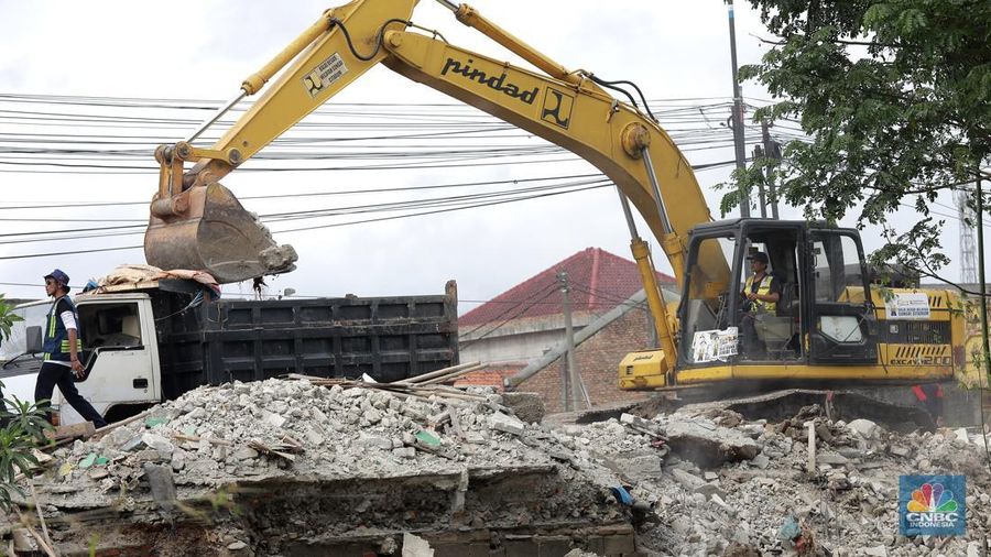 Penggusuran bangunan liar di bantaran Kali Sepak Jalan Raya Gabus yang berada antara Desa Srijaya dan Desa Sriamur Tambun Utara, Senin (17/3/2025). (CNBC Indonesia/Muhammad Sabki)