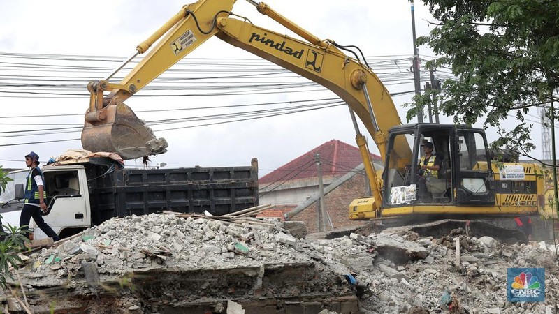 Penggusuran bangunan liar di bantaran Kali Sepak Jalan Raya Gabus yang berada antara Desa Srijaya dan Desa Sriamur Tambun Utara, Senin (17/3/2025). (վ/Muhammad Sabki)