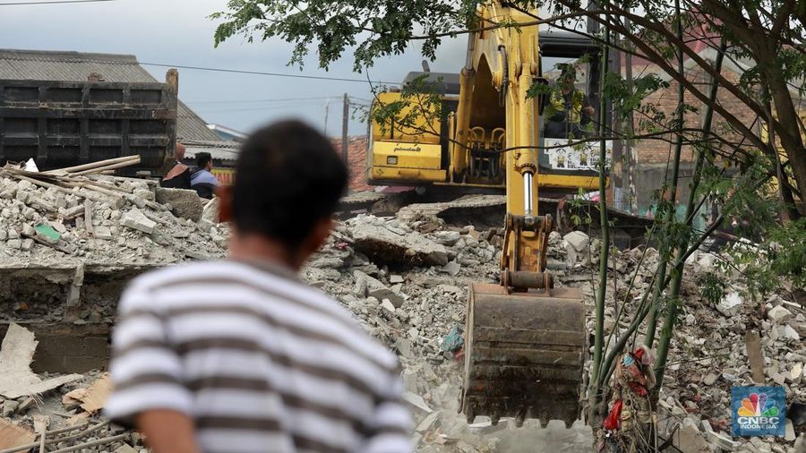 Penggusuran bangunan liar di bantaran Kali Sepak Jalan Raya Gabus yang berada antara Desa Srijaya dan Desa Sriamur Tambun Utara, Senin (17/3/2025). (CNBC Indonesia/Muhammad Sabki)