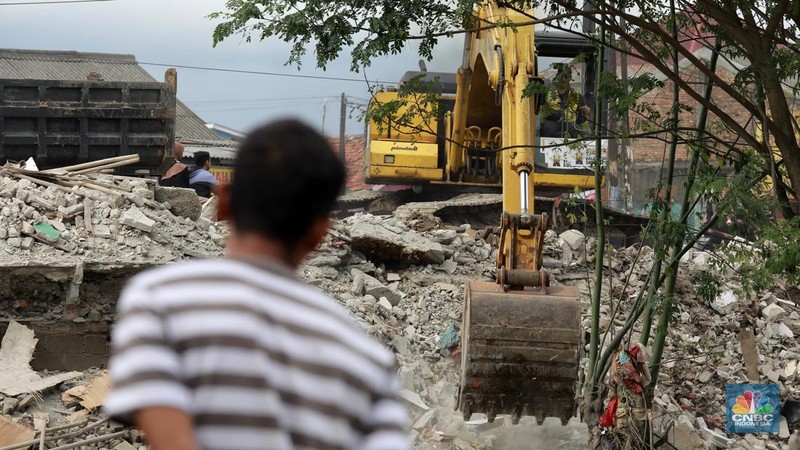 Penggusuran bangunan liar di bantaran Kali Sepak Jalan Raya Gabus yang berada antara Desa Srijaya dan Desa Sriamur Tambun Utara, Senin (17/3/2025). (վ/Muhammad Sabki)