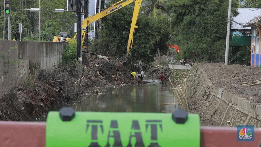 Penggusuran bangunan liar di bantaran Kali Sepak Jalan Raya Gabus yang berada antara Desa Srijaya dan Desa Sriamur Tambun Utara, Senin (17/3/2025). (CNBC Indonesia/Muhammad Sabki)