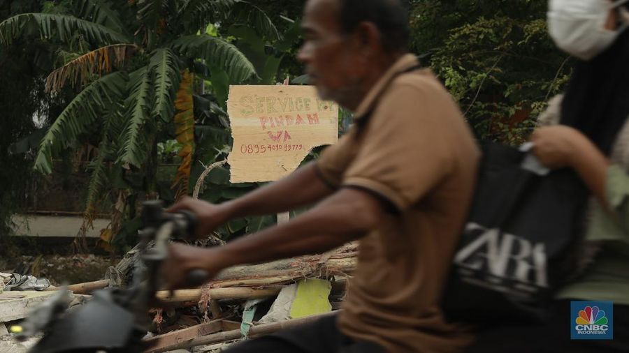 Penggusuran bangunan liar di bantaran Kali Sepak Jalan Raya Gabus yang berada antara Desa Srijaya dan Desa Sriamur Tambun Utara, Senin (17/3/2025). (CNBC Indonesia/Muhammad Sabki)