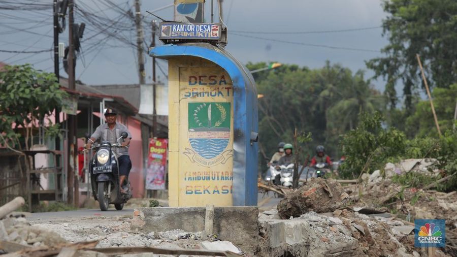 Penggusuran bangunan liar di bantaran Kali Sepak Jalan Raya Gabus yang berada antara Desa Srijaya dan Desa Sriamur Tambun Utara, Senin (17/3/2025). (CNBC Indonesia/Muhammad Sabki)