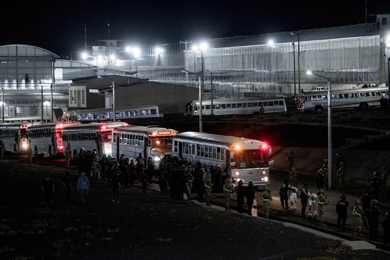 Petugas polisi Penjara, Salvador, Geng, Venezuela, Donald Trump, Migrasi mengawal terduga anggota geng Venezuela Tren de Aragua yang baru-baru ini dideportasi oleh pemerintah AS untuk dipenjara di penjara Pusat Penahanan Terorisme (CECOT), sebagai bagian dari perjanjian dengan pemerintah Salvador, di Tecoluca, El Salvador, dalam gambar selebaran ini yang diperoleh pada tanggal 16 Maret 2025. Petugas polisi Salvador mengawal terduga anggota geng Venezuela Tren de Aragua yang baru-baru ini dideportasi oleh pemerintah AS untuk dipenjara di penjara Pusat Penahanan Terorisme (CECOT), sebagai bagian dari perjanjian dengan pemerintah Salvador, di Tecoluca, El Salvador, dalam gambar selebaran ini yang diperoleh pada tanggal 16 Maret 2025. (Secretaria de Prensa de la Presidencia/Handout via REUTERS)