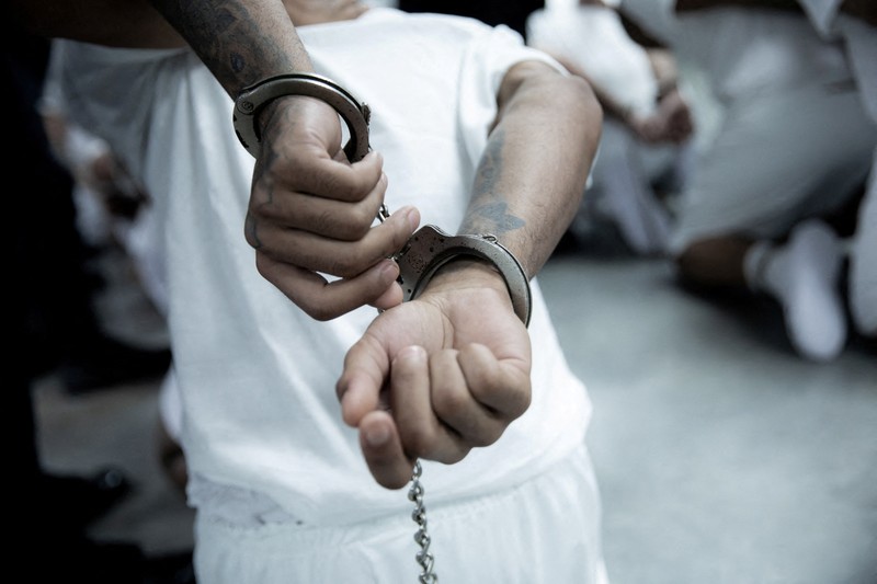 Petugas polisi Penjara, Salvador, Geng, Venezuela, Donald Trump, Migrasi mengawal terduga anggota geng Venezuela Tren de Aragua yang baru-baru ini dideportasi oleh pemerintah AS untuk dipenjara di penjara Pusat Penahanan Terorisme (CECOT), sebagai bagian dari perjanjian dengan pemerintah Salvador, di Tecoluca, El Salvador, dalam gambar selebaran ini yang diperoleh pada tanggal 16 Maret 2025. Petugas polisi Salvador mengawal terduga anggota geng Venezuela Tren de Aragua yang baru-baru ini dideportasi oleh pemerintah AS untuk dipenjara di penjara Pusat Penahanan Terorisme (CECOT), sebagai bagian dari perjanjian dengan pemerintah Salvador, di Tecoluca, El Salvador, dalam gambar selebaran ini yang diperoleh pada tanggal 16 Maret 2025. (Secretaria de Prensa de la Presidencia/Handout via REUTERS)