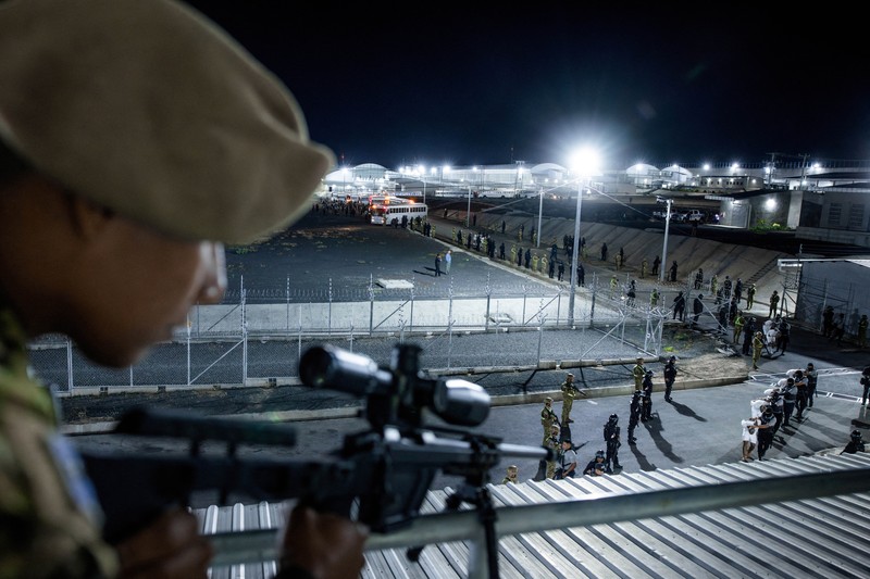 Petugas polisi Penjara, Salvador, Geng, Venezuela, Donald Trump, Migrasi mengawal terduga anggota geng Venezuela Tren de Aragua yang baru-baru ini dideportasi oleh pemerintah AS untuk dipenjara di penjara Pusat Penahanan Terorisme (CECOT), sebagai bagian dari perjanjian dengan pemerintah Salvador, di Tecoluca, El Salvador, dalam gambar selebaran ini yang diperoleh pada tanggal 16 Maret 2025. Petugas polisi Salvador mengawal terduga anggota geng Venezuela Tren de Aragua yang baru-baru ini dideportasi oleh pemerintah AS untuk dipenjara di penjara Pusat Penahanan Terorisme (CECOT), sebagai bagian dari perjanjian dengan pemerintah Salvador, di Tecoluca, El Salvador, dalam gambar selebaran ini yang diperoleh pada tanggal 16 Maret 2025. (Secretaria de Prensa de la Presidencia/Handout via REUTERS)