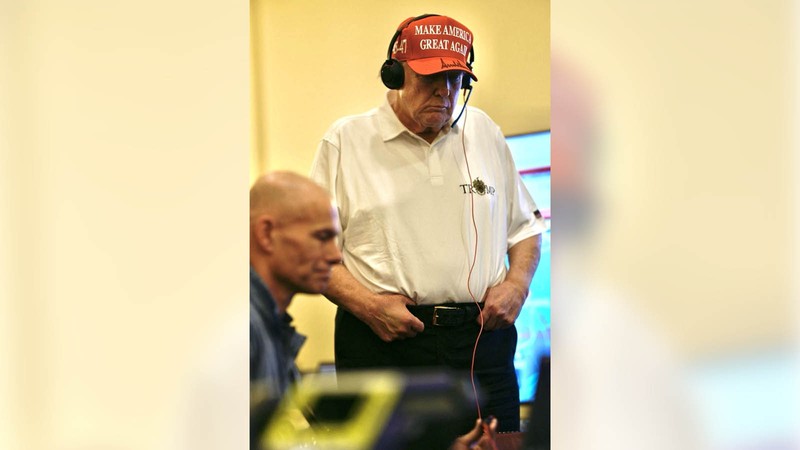 Presiden AS Donald Trump menyaksikan serangan militer dilancarkan terhadap Houthi di Yaman yang bersekutu dengan Iran atas serangan kelompok itu terhadap pengiriman di Laut Merah, di lokasi yang tidak disebutkan dalam gambar selebaran ini yang dirilis pada 15 Maret 2025. Presiden AS Donald Trump menyaksikan serangan militer dilancarkan terhadap Houthi di Yaman yang bersekutu dengan Iran atas serangan kelompok itu terhadap pengiriman di Laut Merah, di lokasi yang tidak disebutkan dalam gambar selebaran ini yang dirilis pada 15 Maret 2025. (White House/Handout via REUTERS)