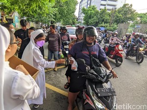Kala Pemeluk Berbagai Agama Bagi-bagi Takjil di Semarang