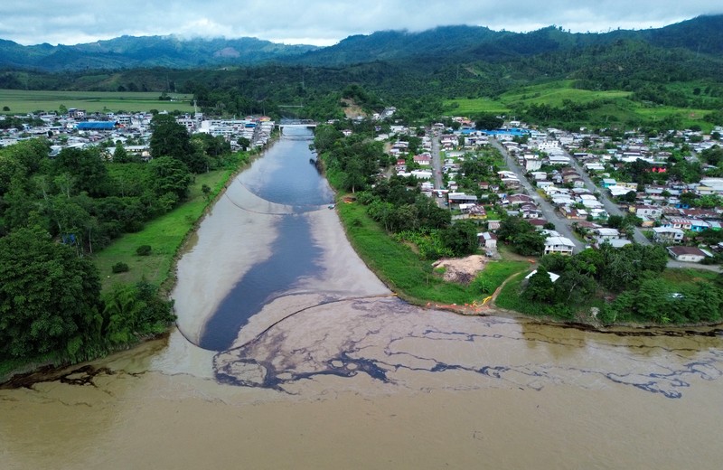 Sungai terkontaminasi tumpahan minyak di Esmeraldas, Ekuador. (REUTERS/Cristina Vega)