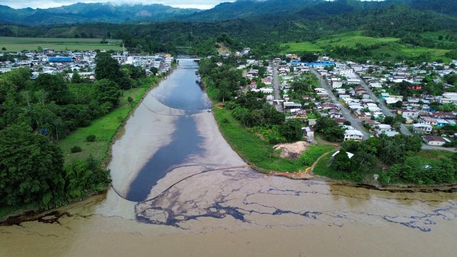 Sungai terkontaminasi tumpahan minyak di Esmeraldas, Ekuador. (REUTERS/Cristina Vega)