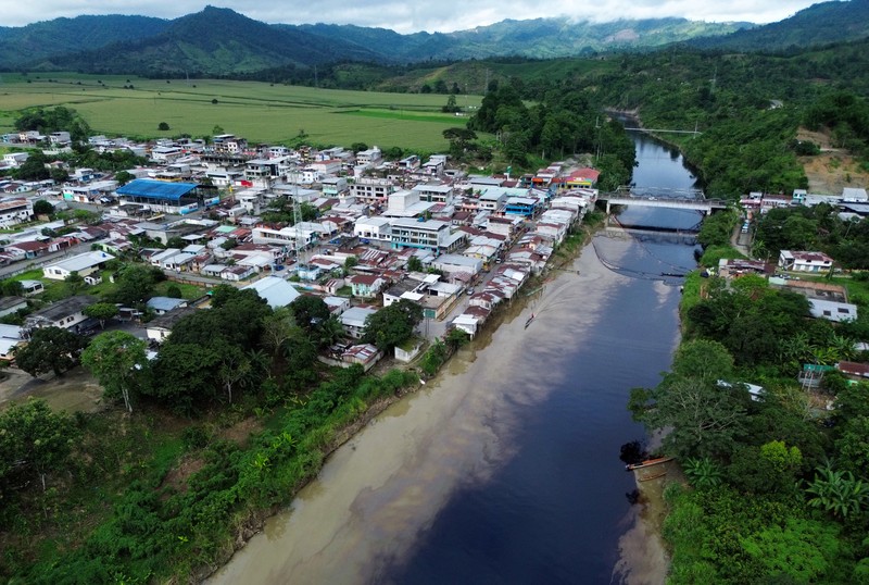 Sungai terkontaminasi tumpahan minyak di Esmeraldas, Ekuador. (REUTERS/Cristina Vega)