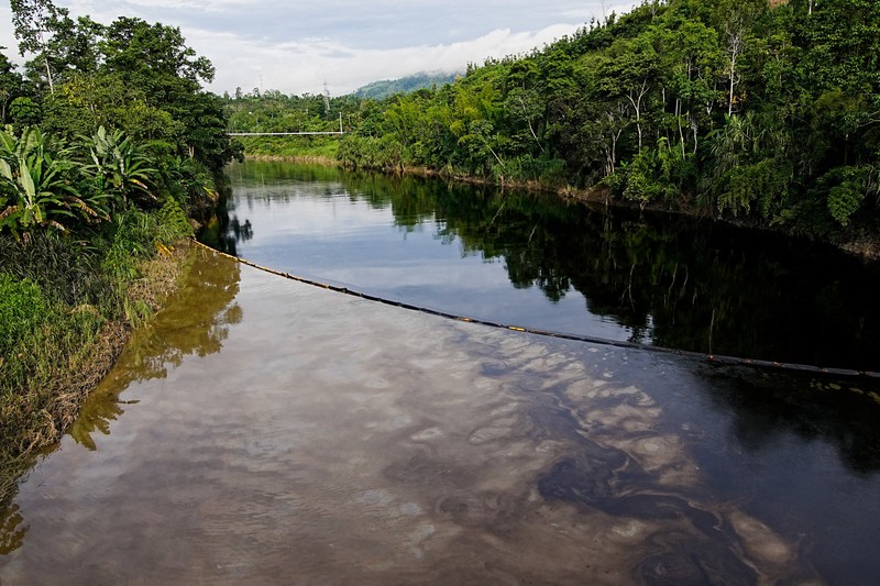 Sungai terkontaminasi tumpahan minyak di Esmeraldas, Ekuador. (REUTERS/Cristina Vega)