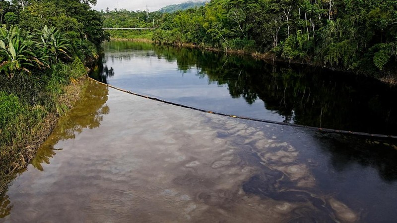 Sungai terkontaminasi tumpahan minyak di Esmeraldas, Ekuador. (REUTERS/Cristina Vega)