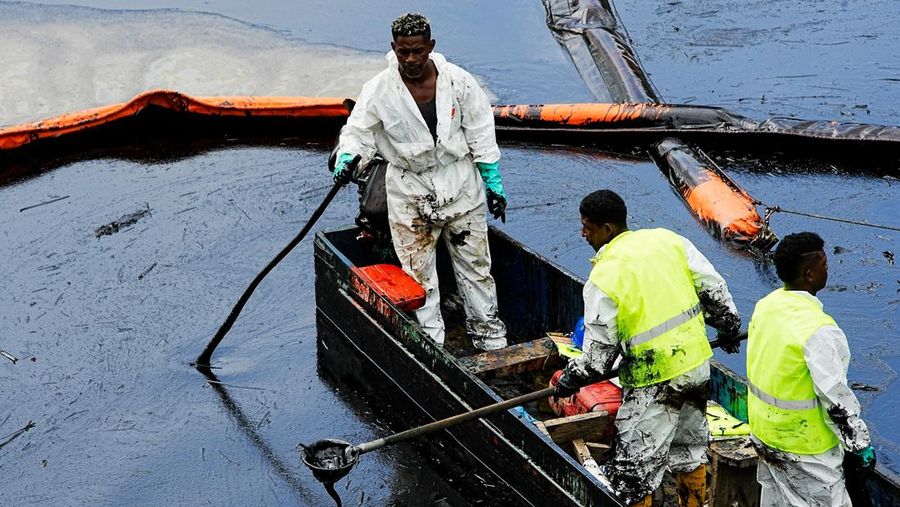 Sungai terkontaminasi tumpahan minyak di Esmeraldas, Ekuador. (REUTERS/Cristina Vega)