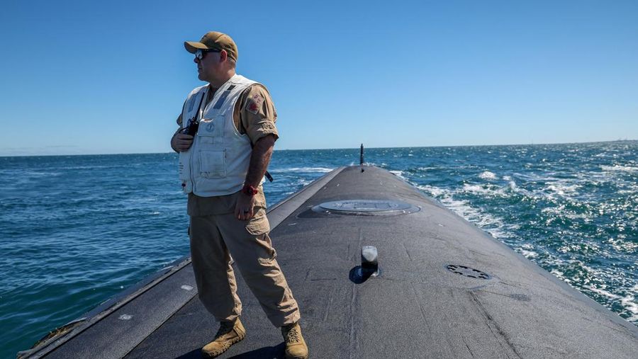 Kapal selam serang cepat kelas Virginia USS Minnesota (SSN-783) terlihat di lepas pantai Australia Barat, Australia 16 Maret 2025. (COLIN MURTY/Pool via REUTERS)