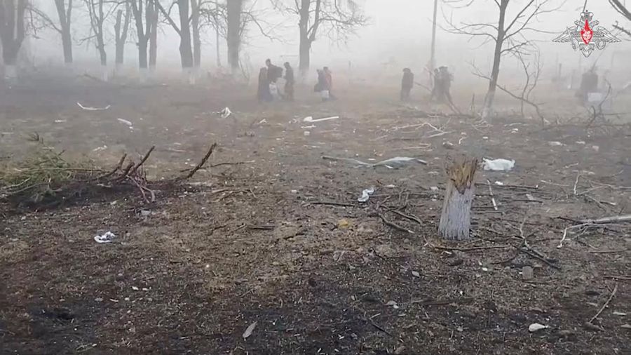 Tentara Rusia mengevakuasi warga sipil di wilayah Kursk. (Russian Defence Ministry/Handout via REUTERS)