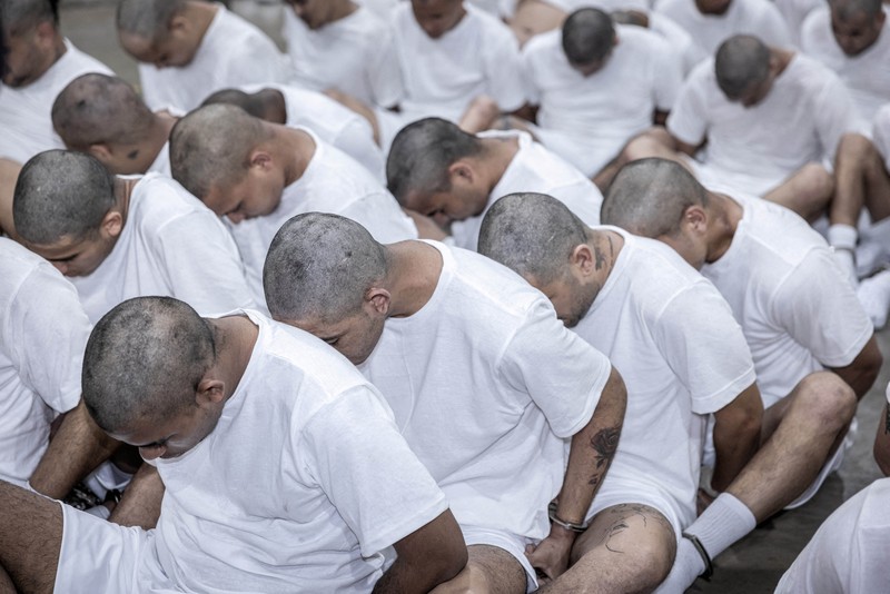 Petugas polisi Penjara, Salvador, Geng, Venezuela, Donald Trump, Migrasi mengawal terduga anggota geng Venezuela Tren de Aragua yang baru-baru ini dideportasi oleh pemerintah AS untuk dipenjara di penjara Pusat Penahanan Terorisme (CECOT), sebagai bagian dari perjanjian dengan pemerintah Salvador, di Tecoluca, El Salvador, dalam gambar selebaran ini yang diperoleh pada tanggal 16 Maret 2025. Petugas polisi Salvador mengawal terduga anggota geng Venezuela Tren de Aragua yang baru-baru ini dideportasi oleh pemerintah AS untuk dipenjara di penjara Pusat Penahanan Terorisme (CECOT), sebagai bagian dari perjanjian dengan pemerintah Salvador, di Tecoluca, El Salvador, dalam gambar selebaran ini yang diperoleh pada tanggal 16 Maret 2025. (Secretaria de Prensa de la Presidencia/Handout via REUTERS)