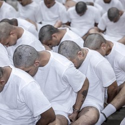 Amerika Hentikan Deportasi Gengster Venezuela, Ada Apa?