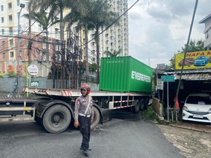 Truk Kontainer Mogok di Jalan Sempit Berujung Horor Macet di Depok
