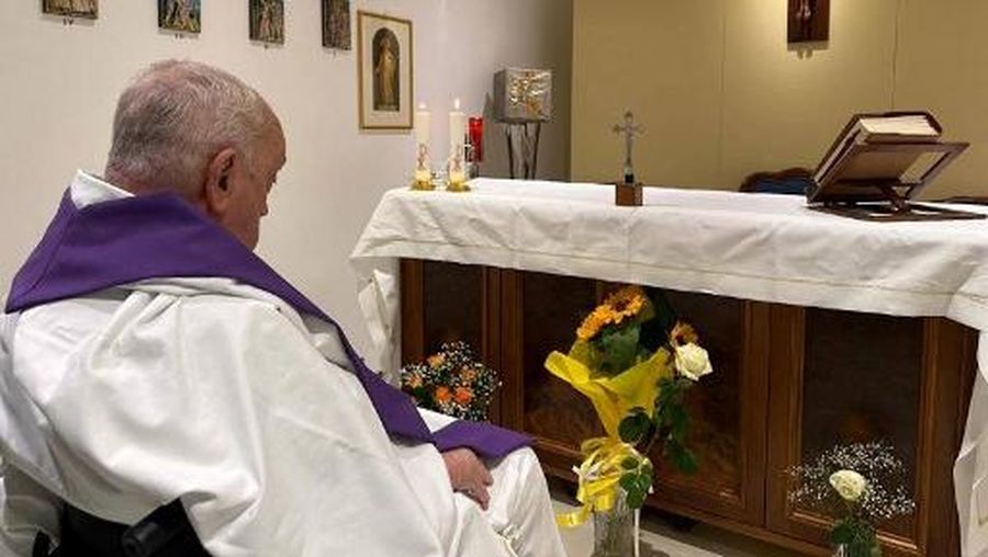This photo taken and handout on March 16, 2025 by The Vatican Press Office shows Pope Francis during a mass in the chapel of the apartment of the Gemelli Hospital where he is hospitalized with pneumonia. (Photo by Handout / VATICAN MEDIA / AFP) / RESTRICTED TO EDITORIAL USE - MANDATORY CREDIT 